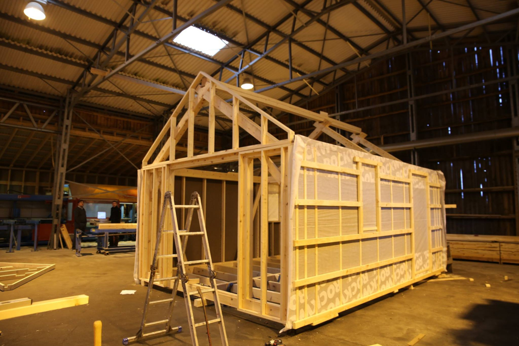 Tømmervåg Tre bygger naust for Stensønes skole